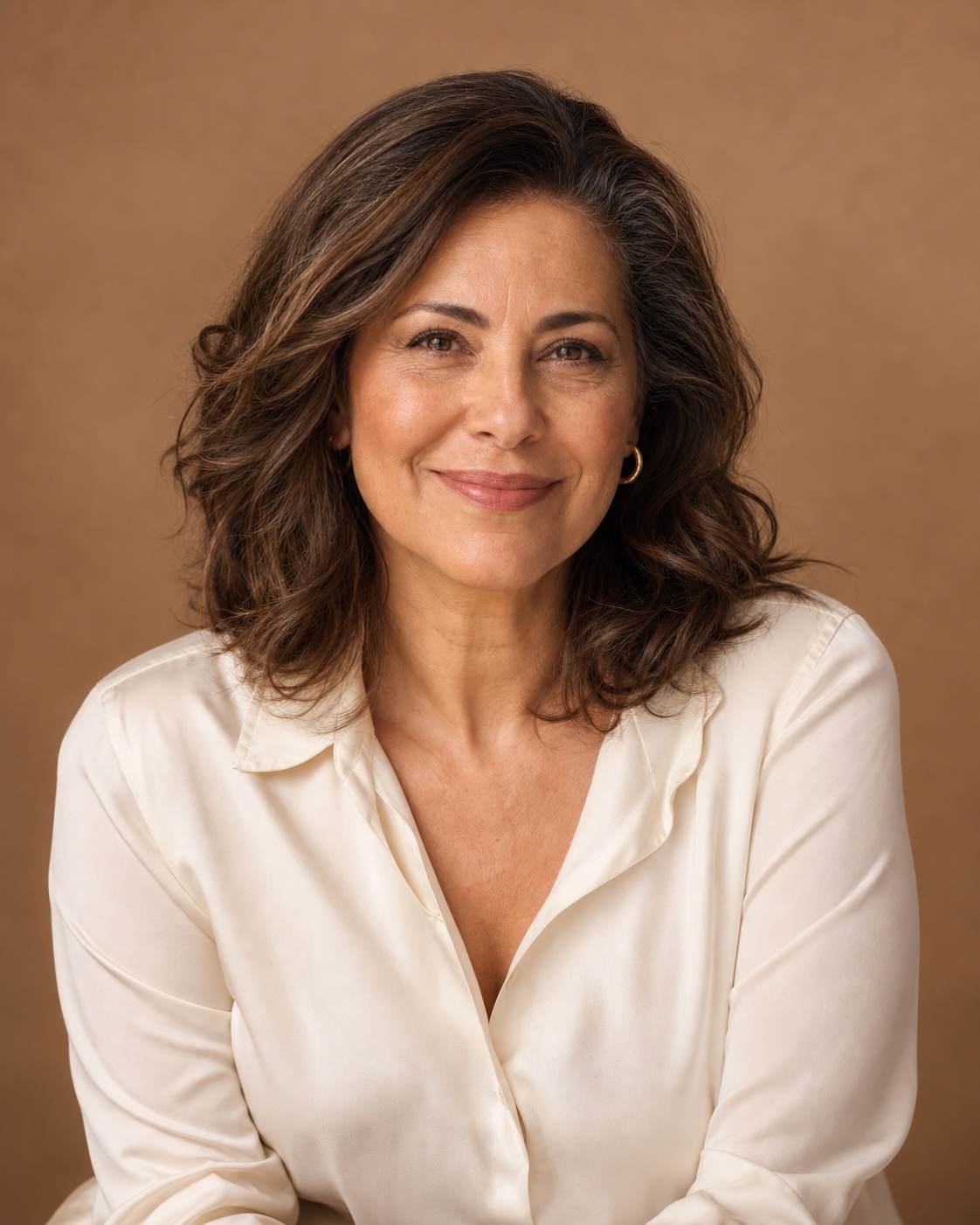 Retrato de mulher madura com expressão confiante e sorriso leve