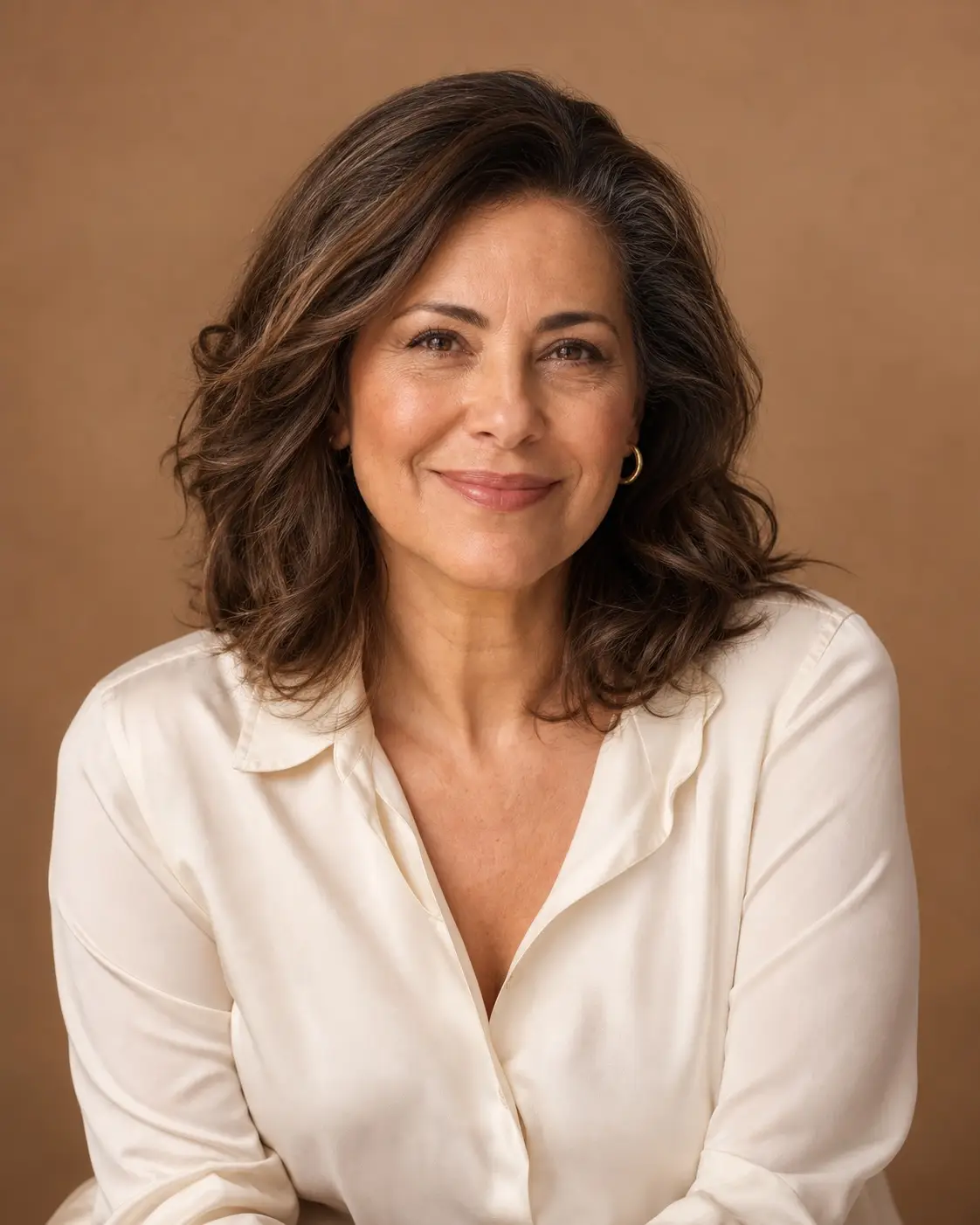 Retrato de mulher madura com expressão confiante e sorriso leve
